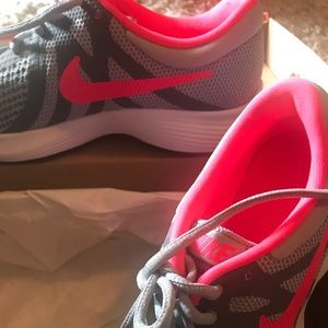 Nike revolution 4 tennis shoes
